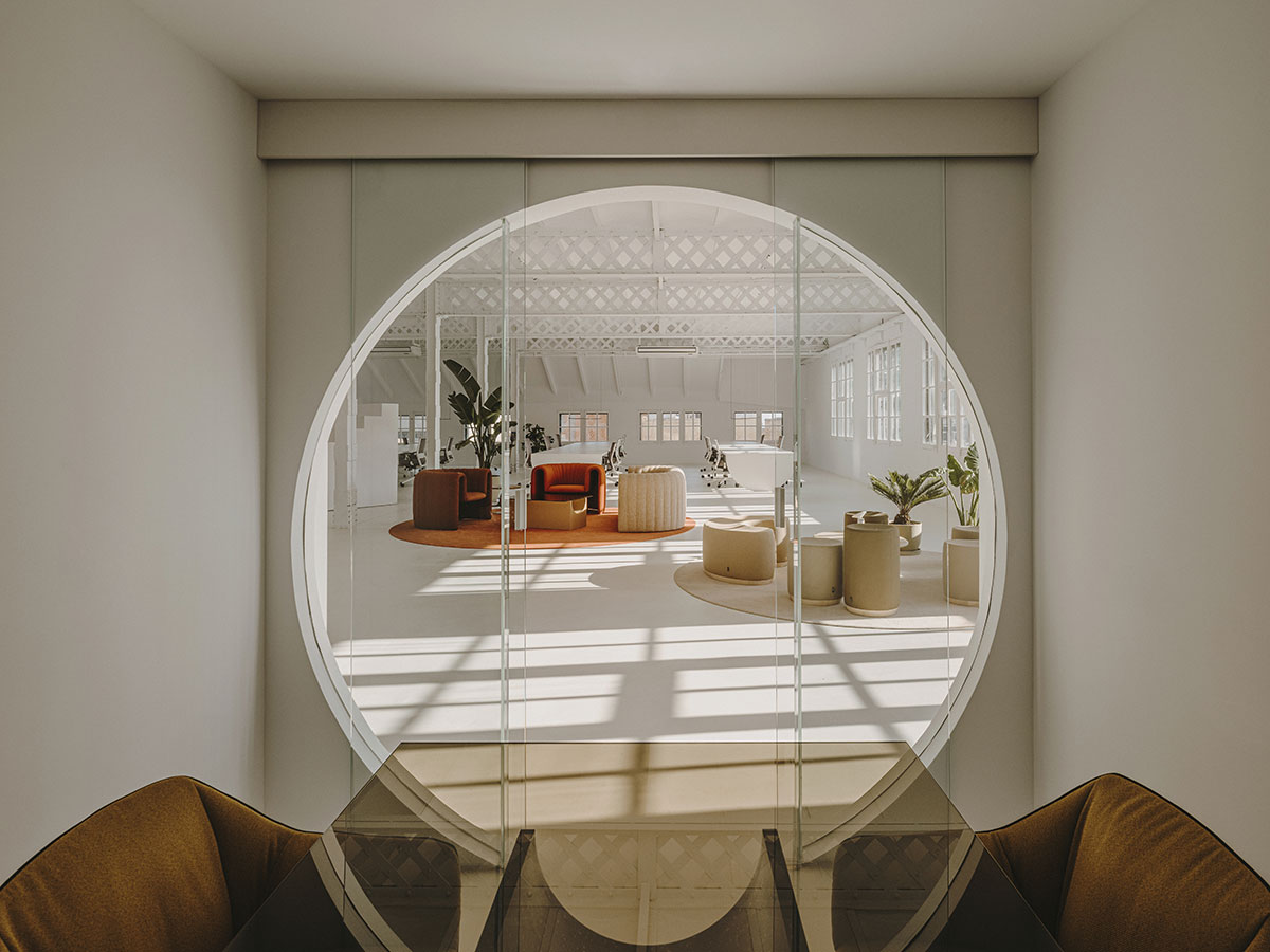 Proyecto de Isern Serra- oficinas con muebles Sancal