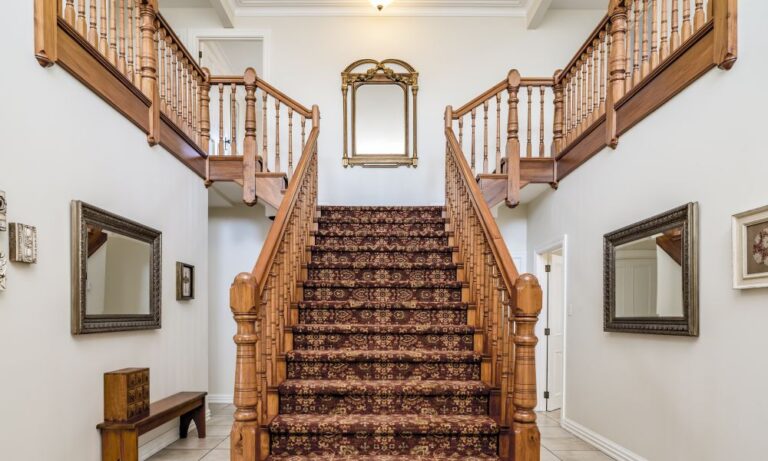 9 ideas de escaleras decorativas que son tendencia en 2023