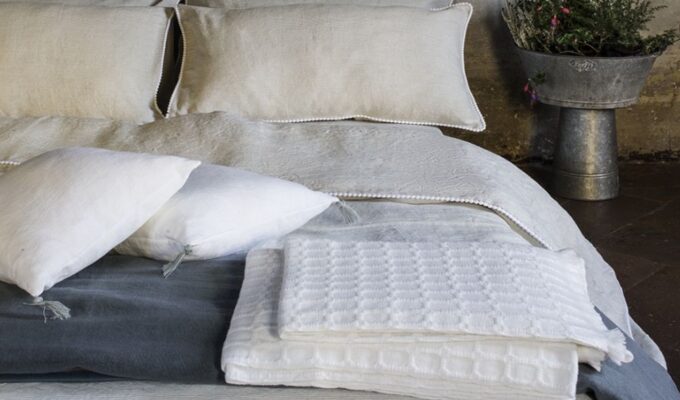 Decora tu cama con elegantes juegos de sábanas elaborados por C&C Milano