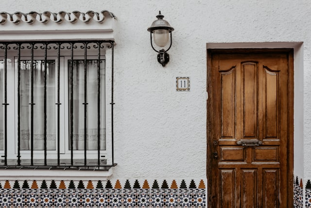 Elige la puerta ideal para una casa clásica y elegante