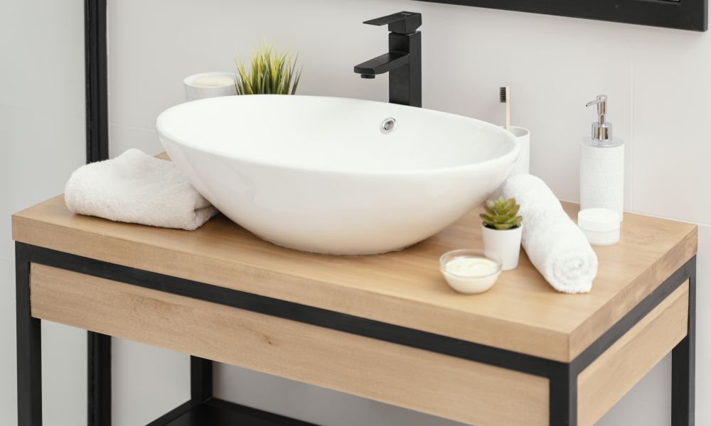 6 ideas de orden con estanterías para baños pequeños