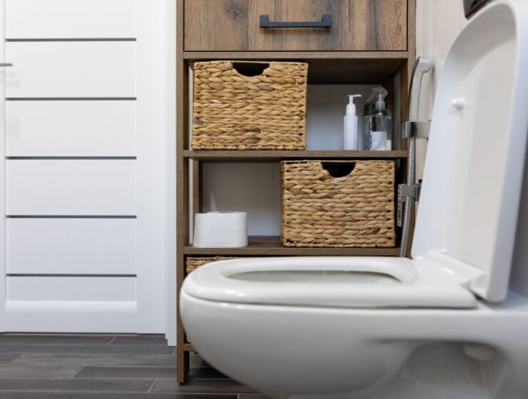6 ideas de orden con estanterías para baños pequeños