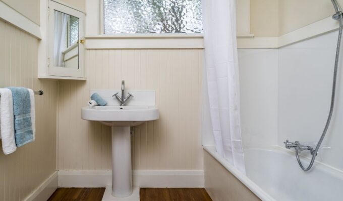 Consejos prácticos para decorar baños pequeños