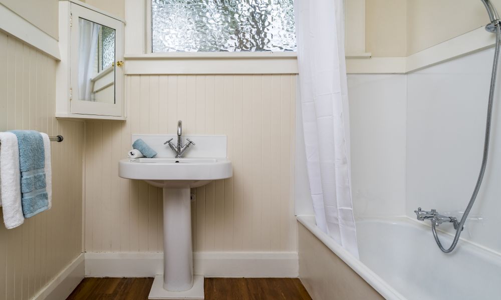 Consejos prácticos para decorar baños pequeños