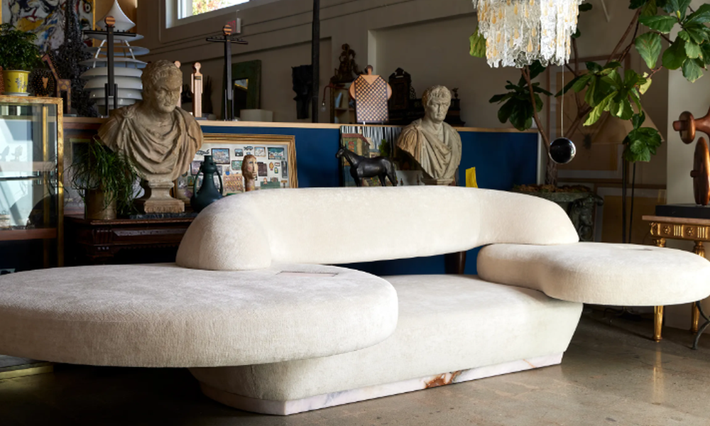 El actor Robert Pattinson diseñó este sofá con forma de oreja