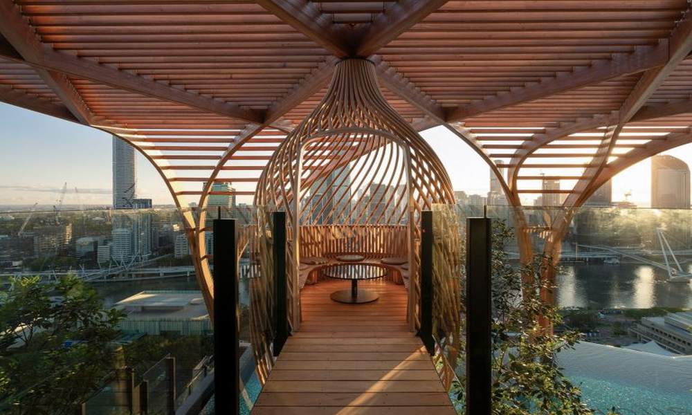 Koichi Takada diseña edificio con motivo de raíces en madera