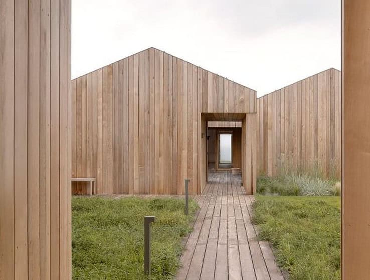 Norm Architects construyó esta casa de playa en madera