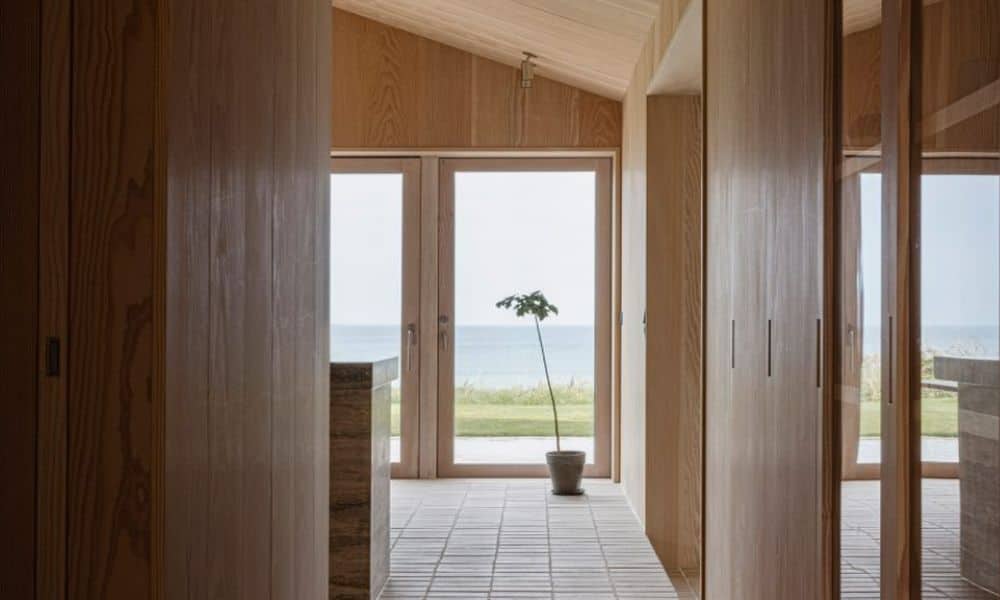Norm Architects construyó esta casa de playa en madera