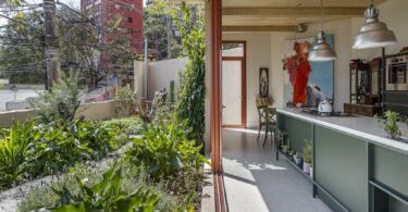 Estudio Arkitito Arquitetura reformó este piso entre espacios verdes