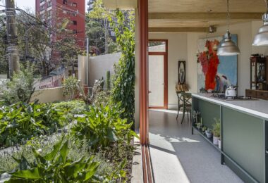 Estudio Arkitito Arquitetura reformó este piso entre espacios verdes