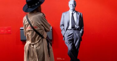 Hay episodios de pódcast que informan. Otros entretienen. Y luego están los que hacen algo bastante más difícil: te obligan a mirar de nuevo lo que dabas por sentado. El primer capítulo de la tercera temporada de Look4deco Podcast entra de lleno en esa categoría. No se limita a presentar una exposición ni a repasar la trayectoria de una figura histórica del diseño. Hace algo más interesante. Plantea una conversación de fondo sobre nuestra relación con los objetos, con su utilidad, con su permanencia y también con la manera en la que el diseño ha ido perdiendo, en muchos casos, su vocación más honesta. La pregunta con la que arranca el episodio ya marca el tono de todo lo que viene después: ¿hemos perdido la cultura del objeto bien pensado? No es una frase lanzada al aire. Tampoco es un recurso para crear dramatismo. Es una pregunta pertinente en un momento en el que convivimos con productos cada vez más llamativos y, al mismo tiempo, cada vez más prescindibles. Frente a esa lógica acelerada, Cristina Bayorri y Cristina Montgódy deciden mirar hacia una figura esencial para entender no solo la historia del diseño, sino también una forma de pensar el mundo material con más rigor. Esa figura es André Ricard. Para inaugurar la nueva temporada, ambas conversan con Arnau Pascual, arquitecto y cocomisario, junto a Marina Povedano, de la exposición André Ricard: diseño en uso. Y ahí está uno de los grandes aciertos del capítulo. La entrevista no se queda en la superficie ni se limita a enumerar piezas conocidas. Abre una reflexión mucho más profunda sobre la vigencia, la ética y el legado de Ricard, una figura clave para entender la cultura contemporánea y, más aún, para recordar que el diseño de verdad nunca fue solo una cuestión de estilo. Mucho más que un diseñador de objetos Hablar de André Ricard es hablar de una trayectoria inmensa. Pero también es hablar de una actitud. A lo largo del episodio, Arnau Pascual insiste en una idea que resulta especialmente reveladora: hablar de diseño en España es, en gran medida, hablar de André Ricard. No solo por su papel pionero en la creación de objetos industriales, sino por su influencia en el pensamiento teórico y crítico del diseño, así como por su importancia en la institucionalización de esta disciplina en nuestro país. Ese matiz importa. Y mucho. Porque Ricard no fue solo un diseñador brillante. Fue también alguien que ayudó a definir qué significaba diseñar bien. Su trabajo no buscó impresionar de forma inmediata. No se apoyó en el exceso. No convirtió el objeto en una excusa para la firma personal. Su diseño partía de una idea mucho más exigente: resolver mejor la vida de las personas. Ahí está, precisamente, la fuerza del episodio. Look4deco Podcast no presenta a Ricard como un nombre intocable del pasado. Lo presenta como alguien que sigue interpelando el presente. En un tiempo dominado por la imagen, por la rapidez y por cierta obsesión por lo espectacular, su obra recupera una idea casi radical por su sencillez: el mejor diseño es aquel que se integra en la vida hasta volverse invisible. La entrevista acierta al poner el foco en el método Uno de los momentos más ricos de la conversación llega cuando Cristina Bayorri pregunta por el criterio con el que se han escogido las piezas de la exposición. La respuesta de Arnau Pascual abre una vía muy interesante, porque no se centra solo en las obras finales, sino en todo lo que las rodea. Habla de bocetos, de prototipos, de documentación, de archivo, de pensamiento. Y ahí aparece otro rasgo decisivo de Ricard. Nada en su proceso parecía responder al capricho. Su manera de diseñar se apoyaba en la observación, en la investigación y en una atención muy afinada al uso real de los objetos. El episodio deja claro que los materiales de archivo no solo acompañan a las piezas. Revelan una forma de pensar. Muestran hasta qué punto cada línea, cada decisión y cada prueba respondían a una búsqueda concreta: encontrar la mejor solución posible para un problema determinado. Ese enfoque conecta muy bien con el título de la muestra, diseño en uso, porque ahí está la clave de todo. Ricard no diseñaba para la vitrina. Diseñaba para la mano, para la casa, para el gesto repetido, para el contexto cotidiano. Y eso cambia por completo la conversación. Porque obliga a dejar de entender el diseño como una capa decorativa y a recuperarlo como una herramienta cultural, práctica y profundamente humana. Una exposición que evita la cronología para subrayar la vigencia Otro de los aciertos que la entrevista pone sobre la mesa es la propia construcción de la exposición. Arnau Pascual explica que no se ha planteado como una muestra cronológica. En lugar de ordenar los diseños en una secuencia temporal cerrada, se ha optado por situar en un mismo espacio piezas de épocas muy distintas. La decisión no es menor. De hecho, dice mucho de la obra de Ricard. Colocar diseños de los años cincuenta junto a otros de los años dos mil permite subrayar su atemporalidad. No porque el contexto histórico desaparezca, sino porque las buenas soluciones sobreviven mejor al paso del tiempo. Cuando un objeto nace desde la utilidad, desde la precisión y desde una lectura limpia de la necesidad, envejece de otra manera. No depende tanto de la moda. No se agota tan rápido. No necesita gritar para seguir teniendo sentido. En ese punto, la entrevista consigue algo valioso: convierte la exposición en una reflexión sobre el presente. El recorrido no solo invita a admirar una trayectoria excepcional. También invita a preguntarse por qué hoy cuesta tanto encontrar ese tipo de honestidad en muchos productos que consumimos de forma masiva. La antorcha olímpica y la inteligencia de un símbolo Cuando se habla de André Ricard, hay una pieza que inevitablemente aparece en la memoria colectiva: la antorcha de los Juegos Olímpicos de Barcelona 92. Y el episodio, como no podía ser de otra manera, le dedica un espacio importante. No lo hace, sin embargo, desde la nostalgia vacía ni desde el simple icono reconocible. Lo hace desde el sentido. Arnau Pascual recuerda que Ricard no llegó a esa pieza como quien recibe un encargo aislado. Su vinculación con el proyecto olímpico comenzó ya en la fase de candidatura de Barcelona, y la antorcha terminó condensando una ambición mucho más amplia. No representaba solo un objeto ceremonial. Representaba una imagen de ciudad, de país y de momento histórico. La entrevista subraya además algo que resulta especialmente revelador. Ricard pensó la antorcha no solo desde su potencia simbólica, sino también desde su uso concreto. Le preocupaba cómo la sostendría el atleta. Le preocupaba el humo. Le preocupaba la llama. Le preocupaba la dignidad del gesto. Ese nivel de empatía define su forma de diseñar. Y ahí aparece una de las ideas más luminosas de todo el episodio: para Ricard no había jerarquías entre objetos menores y objetos mayores. El respeto por el usuario era el mismo si diseñaba un envase doméstico, unos interruptores, unas pinzas o una antorcha olímpica. Cambiaba la escala. Cambiaba la visibilidad pública. Pero no cambiaba la ética del proyecto. El valor de mirar el diseño desde la arquitectura Hay otro aspecto de la conversación que merece atención. Arnau Pascual explica que tanto él como Marina Povedano llegan a este proyecto desde la arquitectura. Y ese detalle aporta una lectura interesante. La familia Ricard les propone la exposición precisamente desde esa cercanía de lenguaje entre arquitectura y diseño. No es un dato anecdótico. La entrevista deja ver hasta qué punto en la trayectoria de André Ricard siempre existió una fuerte complicidad con los arquitectos. La geometría, la proporción, el material y la voluntad de mejorar la vida cotidiana forman parte de ese territorio compartido. Por eso, la mirada curatorial de dos arquitectos no solo resulta coherente, sino muy productiva. Además, esa perspectiva ayuda a leer la obra de Ricard no como una suma de piezas aisladas, sino como una manera de pensar el entorno. No diseñaba objetos sin contexto. Diseñaba relaciones. Diseñaba usos. Diseñaba formas de habitar mejor los espacios y las rutinas. Lo que un joven diseñador puede encontrar en esta exposición Uno de los tramos más estimulantes del episodio llega cuando Cristina Bayorri pregunta qué puede encontrar un diseñador joven en una exposición como esta. La respuesta de Arnau Pascual evita los tópicos y va al núcleo del asunto. Por un lado, señala algo fundamental: muchas personas reconocerán en la muestra objetos que han formado parte de su vida cotidiana. Esa conexión emocional rompe la falsa idea de que el diseño es algo distante, reservado a especialistas o confinado a galerías y museos. Al contrario. La exposición muestra que el diseño forma parte de lo más cercano, de lo más doméstico, de lo que usamos sin pensar cada día. Por otro lado, el episodio introduce una reflexión especialmente pertinente para el momento actual. Vivimos rodeados de estímulos visuales, de imágenes rápidas, de objetos pensados muchas veces para producir impacto instantáneo. En ese contexto, recuperar la obra de Ricard significa volver a una concepción del diseño ligada a la utilidad honesta. No a la utilidad entendida de forma pobre o reduccionista, sino a una utilidad inteligente, sensible y profundamente humana. Ese mensaje, escuchado hoy, resulta casi una llamada al orden. No para volver atrás, sino para recuperar una exigencia que parece haberse debilitado. El diseño no tiene por qué elegir entre belleza y función. Lo que muestra la obra de Ricard es que ambas pueden convivir cuando el proyecto parte de una comprensión real del problema. Un episodio que sabe escuchar a su invitado También conviene detenerse en cómo está planteada la entrevista. Cristina Bayorri conduce la conversación con claridad y sensibilidad. No intenta imponerse al invitado ni convertir la charla en una sucesión de datos. Le da espacio a Arnau Pascual para desarrollar ideas, contextualizar la exposición y transmitir lo que ha supuesto el contacto directo con la figura de Ricard. Eso se nota especialmente cuando habla de la experiencia personal de trabajar tan cerca de alguien con semejante peso histórico. Pascual no cae en la reverencia vacía. Lo que transmite es admiración, sí, pero también descubrimiento. Explica que conocían la relevancia de Ricard, pero que el trabajo de investigación y el contacto con él les ha permitido comprender mejor su persistencia, su constancia y su visión amplia de la cultura del diseño. Esa parte del episodio tiene mucho valor porque evita convertir a Ricard en una estatua. Lo devuelve a la condición de figura viva, reflexiva, pedagógica y profundamente humana. Y eso hace que la entrevista gane temperatura. No se escucha como una lección distante, sino como una conversación que conecta pasado, presente y futuro. La novedad final abre una vía editorial muy inteligente El capítulo no se cierra con la despedida a Arnau Pascual. Y eso es otra buena noticia. En la parte final, Cristina Bayorri introduce una novedad de contenido que puede enriquecer mucho el universo editorial de Look4deco Podcast. Se trata de Look for deco: Tras la entrevista, un formato pensado para rescatar todo lo que queda fuera del episodio principal. La idea tiene mucho sentido. Hay entrevistas que, por duración, dejan fuera anécdotas, referencias, bibliografía, sonidos y conexiones que merecen la pena. En este caso, el ejemplo que se comparte funciona muy bien. La anécdota del joven André Ricard en Londres, cuando se fija en el desorden de un escaparate de una agencia de transportes y se ofrece a reorganizarlo, resume de forma casi perfecta su manera de mirar. No es una simple curiosidad biográfica. Es una escena fundacional. Muestra a alguien incapaz de pasar de largo ante una mala solución visual y funcional. Muestra criterio, iniciativa y una sensibilidad hacia el orden y el sentido que terminarían definiendo toda una trayectoria. La decisión de crear este nuevo formato complementario parece especialmente acertada porque prolonga la vida de cada episodio y refuerza una idea muy valiosa: el diseño también se aprende en los márgenes, en los detalles, en las historias pequeñas que a veces no caben en una entrevista principal. Por qué este primer episodio importa de verdad Lo más interesante de este primer capítulo de la tercera temporada de Look4deco Podcast es que no cae en el error de convertir el diseño en un tema solo para entendidos. Al contrario. Lo devuelve al terreno de la vida real. Escucharlo es recordar que los objetos no son neutros, que nuestras rutinas están modeladas por decisiones de diseño y que, cuando esas decisiones se toman bien, el resultado puede acompañarnos durante décadas sin perder dignidad. André Ricard aparece aquí como lo que realmente es: una figura central para entender cómo el diseño puede ser útil, culto, democrático y emocional al mismo tiempo. No necesita estridencias. No necesita exceso discursivo. Su obra habla con la autoridad de quien entendió que diseñar consistía, en el fondo, en hacerse buenas preguntas. Y eso enlaza de manera perfecta con el arranque del episodio. ¿Hemos perdido la cultura del objeto bien pensado? Quizá sí, al menos en parte. Pero precisamente por eso este capítulo resulta tan pertinente. Porque no se limita a lamentarlo. Propone volver a mirar, volver a pensar y volver a exigir. Ahí reside su fuerza. En la capacidad de usar una entrevista para abrir un debate más amplio. En la inteligencia con la que Cristina Bayorri, junto a Cristina Montgódy, introduce una temporada que promete no quedarse en la superficie. Y en la calidad de una conversación con Arnau Pascual que no solo ilumina la exposición dedicada a André Ricard, sino que también nos deja una idea dando vueltas durante horas. Que el buen diseño no siempre se nota a primera vista. Pero se nota muchísimo en la vida.