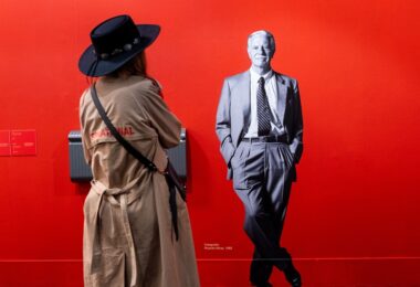 Hay episodios de pódcast que informan. Otros entretienen. Y luego están los que hacen algo bastante más difícil: te obligan a mirar de nuevo lo que dabas por sentado. El primer capítulo de la tercera temporada de Look4deco Podcast entra de lleno en esa categoría. No se limita a presentar una exposición ni a repasar la trayectoria de una figura histórica del diseño. Hace algo más interesante. Plantea una conversación de fondo sobre nuestra relación con los objetos, con su utilidad, con su permanencia y también con la manera en la que el diseño ha ido perdiendo, en muchos casos, su vocación más honesta. La pregunta con la que arranca el episodio ya marca el tono de todo lo que viene después: ¿hemos perdido la cultura del objeto bien pensado? No es una frase lanzada al aire. Tampoco es un recurso para crear dramatismo. Es una pregunta pertinente en un momento en el que convivimos con productos cada vez más llamativos y, al mismo tiempo, cada vez más prescindibles. Frente a esa lógica acelerada, Cristina Bayorri y Cristina Montgódy deciden mirar hacia una figura esencial para entender no solo la historia del diseño, sino también una forma de pensar el mundo material con más rigor. Esa figura es André Ricard. Para inaugurar la nueva temporada, ambas conversan con Arnau Pascual, arquitecto y cocomisario, junto a Marina Povedano, de la exposición André Ricard: diseño en uso. Y ahí está uno de los grandes aciertos del capítulo. La entrevista no se queda en la superficie ni se limita a enumerar piezas conocidas. Abre una reflexión mucho más profunda sobre la vigencia, la ética y el legado de Ricard, una figura clave para entender la cultura contemporánea y, más aún, para recordar que el diseño de verdad nunca fue solo una cuestión de estilo. Mucho más que un diseñador de objetos Hablar de André Ricard es hablar de una trayectoria inmensa. Pero también es hablar de una actitud. A lo largo del episodio, Arnau Pascual insiste en una idea que resulta especialmente reveladora: hablar de diseño en España es, en gran medida, hablar de André Ricard. No solo por su papel pionero en la creación de objetos industriales, sino por su influencia en el pensamiento teórico y crítico del diseño, así como por su importancia en la institucionalización de esta disciplina en nuestro país. Ese matiz importa. Y mucho. Porque Ricard no fue solo un diseñador brillante. Fue también alguien que ayudó a definir qué significaba diseñar bien. Su trabajo no buscó impresionar de forma inmediata. No se apoyó en el exceso. No convirtió el objeto en una excusa para la firma personal. Su diseño partía de una idea mucho más exigente: resolver mejor la vida de las personas. Ahí está, precisamente, la fuerza del episodio. Look4deco Podcast no presenta a Ricard como un nombre intocable del pasado. Lo presenta como alguien que sigue interpelando el presente. En un tiempo dominado por la imagen, por la rapidez y por cierta obsesión por lo espectacular, su obra recupera una idea casi radical por su sencillez: el mejor diseño es aquel que se integra en la vida hasta volverse invisible. La entrevista acierta al poner el foco en el método Uno de los momentos más ricos de la conversación llega cuando Cristina Bayorri pregunta por el criterio con el que se han escogido las piezas de la exposición. La respuesta de Arnau Pascual abre una vía muy interesante, porque no se centra solo en las obras finales, sino en todo lo que las rodea. Habla de bocetos, de prototipos, de documentación, de archivo, de pensamiento. Y ahí aparece otro rasgo decisivo de Ricard. Nada en su proceso parecía responder al capricho. Su manera de diseñar se apoyaba en la observación, en la investigación y en una atención muy afinada al uso real de los objetos. El episodio deja claro que los materiales de archivo no solo acompañan a las piezas. Revelan una forma de pensar. Muestran hasta qué punto cada línea, cada decisión y cada prueba respondían a una búsqueda concreta: encontrar la mejor solución posible para un problema determinado. Ese enfoque conecta muy bien con el título de la muestra, diseño en uso, porque ahí está la clave de todo. Ricard no diseñaba para la vitrina. Diseñaba para la mano, para la casa, para el gesto repetido, para el contexto cotidiano. Y eso cambia por completo la conversación. Porque obliga a dejar de entender el diseño como una capa decorativa y a recuperarlo como una herramienta cultural, práctica y profundamente humana. Una exposición que evita la cronología para subrayar la vigencia Otro de los aciertos que la entrevista pone sobre la mesa es la propia construcción de la exposición. Arnau Pascual explica que no se ha planteado como una muestra cronológica. En lugar de ordenar los diseños en una secuencia temporal cerrada, se ha optado por situar en un mismo espacio piezas de épocas muy distintas. La decisión no es menor. De hecho, dice mucho de la obra de Ricard. Colocar diseños de los años cincuenta junto a otros de los años dos mil permite subrayar su atemporalidad. No porque el contexto histórico desaparezca, sino porque las buenas soluciones sobreviven mejor al paso del tiempo. Cuando un objeto nace desde la utilidad, desde la precisión y desde una lectura limpia de la necesidad, envejece de otra manera. No depende tanto de la moda. No se agota tan rápido. No necesita gritar para seguir teniendo sentido. En ese punto, la entrevista consigue algo valioso: convierte la exposición en una reflexión sobre el presente. El recorrido no solo invita a admirar una trayectoria excepcional. También invita a preguntarse por qué hoy cuesta tanto encontrar ese tipo de honestidad en muchos productos que consumimos de forma masiva. La antorcha olímpica y la inteligencia de un símbolo Cuando se habla de André Ricard, hay una pieza que inevitablemente aparece en la memoria colectiva: la antorcha de los Juegos Olímpicos de Barcelona 92. Y el episodio, como no podía ser de otra manera, le dedica un espacio importante. No lo hace, sin embargo, desde la nostalgia vacía ni desde el simple icono reconocible. Lo hace desde el sentido. Arnau Pascual recuerda que Ricard no llegó a esa pieza como quien recibe un encargo aislado. Su vinculación con el proyecto olímpico comenzó ya en la fase de candidatura de Barcelona, y la antorcha terminó condensando una ambición mucho más amplia. No representaba solo un objeto ceremonial. Representaba una imagen de ciudad, de país y de momento histórico. La entrevista subraya además algo que resulta especialmente revelador. Ricard pensó la antorcha no solo desde su potencia simbólica, sino también desde su uso concreto. Le preocupaba cómo la sostendría el atleta. Le preocupaba el humo. Le preocupaba la llama. Le preocupaba la dignidad del gesto. Ese nivel de empatía define su forma de diseñar. Y ahí aparece una de las ideas más luminosas de todo el episodio: para Ricard no había jerarquías entre objetos menores y objetos mayores. El respeto por el usuario era el mismo si diseñaba un envase doméstico, unos interruptores, unas pinzas o una antorcha olímpica. Cambiaba la escala. Cambiaba la visibilidad pública. Pero no cambiaba la ética del proyecto. El valor de mirar el diseño desde la arquitectura Hay otro aspecto de la conversación que merece atención. Arnau Pascual explica que tanto él como Marina Povedano llegan a este proyecto desde la arquitectura. Y ese detalle aporta una lectura interesante. La familia Ricard les propone la exposición precisamente desde esa cercanía de lenguaje entre arquitectura y diseño. No es un dato anecdótico. La entrevista deja ver hasta qué punto en la trayectoria de André Ricard siempre existió una fuerte complicidad con los arquitectos. La geometría, la proporción, el material y la voluntad de mejorar la vida cotidiana forman parte de ese territorio compartido. Por eso, la mirada curatorial de dos arquitectos no solo resulta coherente, sino muy productiva. Además, esa perspectiva ayuda a leer la obra de Ricard no como una suma de piezas aisladas, sino como una manera de pensar el entorno. No diseñaba objetos sin contexto. Diseñaba relaciones. Diseñaba usos. Diseñaba formas de habitar mejor los espacios y las rutinas. Lo que un joven diseñador puede encontrar en esta exposición Uno de los tramos más estimulantes del episodio llega cuando Cristina Bayorri pregunta qué puede encontrar un diseñador joven en una exposición como esta. La respuesta de Arnau Pascual evita los tópicos y va al núcleo del asunto. Por un lado, señala algo fundamental: muchas personas reconocerán en la muestra objetos que han formado parte de su vida cotidiana. Esa conexión emocional rompe la falsa idea de que el diseño es algo distante, reservado a especialistas o confinado a galerías y museos. Al contrario. La exposición muestra que el diseño forma parte de lo más cercano, de lo más doméstico, de lo que usamos sin pensar cada día. Por otro lado, el episodio introduce una reflexión especialmente pertinente para el momento actual. Vivimos rodeados de estímulos visuales, de imágenes rápidas, de objetos pensados muchas veces para producir impacto instantáneo. En ese contexto, recuperar la obra de Ricard significa volver a una concepción del diseño ligada a la utilidad honesta. No a la utilidad entendida de forma pobre o reduccionista, sino a una utilidad inteligente, sensible y profundamente humana. Ese mensaje, escuchado hoy, resulta casi una llamada al orden. No para volver atrás, sino para recuperar una exigencia que parece haberse debilitado. El diseño no tiene por qué elegir entre belleza y función. Lo que muestra la obra de Ricard es que ambas pueden convivir cuando el proyecto parte de una comprensión real del problema. Un episodio que sabe escuchar a su invitado También conviene detenerse en cómo está planteada la entrevista. Cristina Bayorri conduce la conversación con claridad y sensibilidad. No intenta imponerse al invitado ni convertir la charla en una sucesión de datos. Le da espacio a Arnau Pascual para desarrollar ideas, contextualizar la exposición y transmitir lo que ha supuesto el contacto directo con la figura de Ricard. Eso se nota especialmente cuando habla de la experiencia personal de trabajar tan cerca de alguien con semejante peso histórico. Pascual no cae en la reverencia vacía. Lo que transmite es admiración, sí, pero también descubrimiento. Explica que conocían la relevancia de Ricard, pero que el trabajo de investigación y el contacto con él les ha permitido comprender mejor su persistencia, su constancia y su visión amplia de la cultura del diseño. Esa parte del episodio tiene mucho valor porque evita convertir a Ricard en una estatua. Lo devuelve a la condición de figura viva, reflexiva, pedagógica y profundamente humana. Y eso hace que la entrevista gane temperatura. No se escucha como una lección distante, sino como una conversación que conecta pasado, presente y futuro. La novedad final abre una vía editorial muy inteligente El capítulo no se cierra con la despedida a Arnau Pascual. Y eso es otra buena noticia. En la parte final, Cristina Bayorri introduce una novedad de contenido que puede enriquecer mucho el universo editorial de Look4deco Podcast. Se trata de Look for deco: Tras la entrevista, un formato pensado para rescatar todo lo que queda fuera del episodio principal. La idea tiene mucho sentido. Hay entrevistas que, por duración, dejan fuera anécdotas, referencias, bibliografía, sonidos y conexiones que merecen la pena. En este caso, el ejemplo que se comparte funciona muy bien. La anécdota del joven André Ricard en Londres, cuando se fija en el desorden de un escaparate de una agencia de transportes y se ofrece a reorganizarlo, resume de forma casi perfecta su manera de mirar. No es una simple curiosidad biográfica. Es una escena fundacional. Muestra a alguien incapaz de pasar de largo ante una mala solución visual y funcional. Muestra criterio, iniciativa y una sensibilidad hacia el orden y el sentido que terminarían definiendo toda una trayectoria. La decisión de crear este nuevo formato complementario parece especialmente acertada porque prolonga la vida de cada episodio y refuerza una idea muy valiosa: el diseño también se aprende en los márgenes, en los detalles, en las historias pequeñas que a veces no caben en una entrevista principal. Por qué este primer episodio importa de verdad Lo más interesante de este primer capítulo de la tercera temporada de Look4deco Podcast es que no cae en el error de convertir el diseño en un tema solo para entendidos. Al contrario. Lo devuelve al terreno de la vida real. Escucharlo es recordar que los objetos no son neutros, que nuestras rutinas están modeladas por decisiones de diseño y que, cuando esas decisiones se toman bien, el resultado puede acompañarnos durante décadas sin perder dignidad. André Ricard aparece aquí como lo que realmente es: una figura central para entender cómo el diseño puede ser útil, culto, democrático y emocional al mismo tiempo. No necesita estridencias. No necesita exceso discursivo. Su obra habla con la autoridad de quien entendió que diseñar consistía, en el fondo, en hacerse buenas preguntas. Y eso enlaza de manera perfecta con el arranque del episodio. ¿Hemos perdido la cultura del objeto bien pensado? Quizá sí, al menos en parte. Pero precisamente por eso este capítulo resulta tan pertinente. Porque no se limita a lamentarlo. Propone volver a mirar, volver a pensar y volver a exigir. Ahí reside su fuerza. En la capacidad de usar una entrevista para abrir un debate más amplio. En la inteligencia con la que Cristina Bayorri, junto a Cristina Montgódy, introduce una temporada que promete no quedarse en la superficie. Y en la calidad de una conversación con Arnau Pascual que no solo ilumina la exposición dedicada a André Ricard, sino que también nos deja una idea dando vueltas durante horas. Que el buen diseño no siempre se nota a primera vista. Pero se nota muchísimo en la vida.