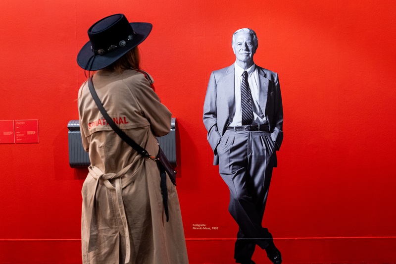 Hay episodios de pódcast que informan. Otros entretienen. Y luego están los que hacen algo bastante más difícil: te obligan a mirar de nuevo lo que dabas por sentado. El primer capítulo de la tercera temporada de Look4deco Podcast entra de lleno en esa categoría. No se limita a presentar una exposición ni a repasar la trayectoria de una figura histórica del diseño. Hace algo más interesante. Plantea una conversación de fondo sobre nuestra relación con los objetos, con su utilidad, con su permanencia y también con la manera en la que el diseño ha ido perdiendo, en muchos casos, su vocación más honesta. La pregunta con la que arranca el episodio ya marca el tono de todo lo que viene después: ¿hemos perdido la cultura del objeto bien pensado? No es una frase lanzada al aire. Tampoco es un recurso para crear dramatismo. Es una pregunta pertinente en un momento en el que convivimos con productos cada vez más llamativos y, al mismo tiempo, cada vez más prescindibles. Frente a esa lógica acelerada, Cristina Bayorri y Cristina Montgódy deciden mirar hacia una figura esencial para entender no solo la historia del diseño, sino también una forma de pensar el mundo material con más rigor. Esa figura es André Ricard. Para inaugurar la nueva temporada, ambas conversan con Arnau Pascual, arquitecto y cocomisario, junto a Marina Povedano, de la exposición André Ricard: diseño en uso. Y ahí está uno de los grandes aciertos del capítulo. La entrevista no se queda en la superficie ni se limita a enumerar piezas conocidas. Abre una reflexión mucho más profunda sobre la vigencia, la ética y el legado de Ricard, una figura clave para entender la cultura contemporánea y, más aún, para recordar que el diseño de verdad nunca fue solo una cuestión de estilo. Mucho más que un diseñador de objetos Hablar de André Ricard es hablar de una trayectoria inmensa. Pero también es hablar de una actitud. A lo largo del episodio, Arnau Pascual insiste en una idea que resulta especialmente reveladora: hablar de diseño en España es, en gran medida, hablar de André Ricard. No solo por su papel pionero en la creación de objetos industriales, sino por su influencia en el pensamiento teórico y crítico del diseño, así como por su importancia en la institucionalización de esta disciplina en nuestro país. Ese matiz importa. Y mucho. Porque Ricard no fue solo un diseñador brillante. Fue también alguien que ayudó a definir qué significaba diseñar bien. Su trabajo no buscó impresionar de forma inmediata. No se apoyó en el exceso. No convirtió el objeto en una excusa para la firma personal. Su diseño partía de una idea mucho más exigente: resolver mejor la vida de las personas. Ahí está, precisamente, la fuerza del episodio. Look4deco Podcast no presenta a Ricard como un nombre intocable del pasado. Lo presenta como alguien que sigue interpelando el presente. En un tiempo dominado por la imagen, por la rapidez y por cierta obsesión por lo espectacular, su obra recupera una idea casi radical por su sencillez: el mejor diseño es aquel que se integra en la vida hasta volverse invisible. La entrevista acierta al poner el foco en el método Uno de los momentos más ricos de la conversación llega cuando Cristina Bayorri pregunta por el criterio con el que se han escogido las piezas de la exposición. La respuesta de Arnau Pascual abre una vía muy interesante, porque no se centra solo en las obras finales, sino en todo lo que las rodea. Habla de bocetos, de prototipos, de documentación, de archivo, de pensamiento. Y ahí aparece otro rasgo decisivo de Ricard. Nada en su proceso parecía responder al capricho. Su manera de diseñar se apoyaba en la observación, en la investigación y en una atención muy afinada al uso real de los objetos. El episodio deja claro que los materiales de archivo no solo acompañan a las piezas. Revelan una forma de pensar. Muestran hasta qué punto cada línea, cada decisión y cada prueba respondían a una búsqueda concreta: encontrar la mejor solución posible para un problema determinado. Ese enfoque conecta muy bien con el título de la muestra, diseño en uso, porque ahí está la clave de todo. Ricard no diseñaba para la vitrina. Diseñaba para la mano, para la casa, para el gesto repetido, para el contexto cotidiano. Y eso cambia por completo la conversación. Porque obliga a dejar de entender el diseño como una capa decorativa y a recuperarlo como una herramienta cultural, práctica y profundamente humana. Una exposición que evita la cronología para subrayar la vigencia Otro de los aciertos que la entrevista pone sobre la mesa es la propia construcción de la exposición. Arnau Pascual explica que no se ha planteado como una muestra cronológica. En lugar de ordenar los diseños en una secuencia temporal cerrada, se ha optado por situar en un mismo espacio piezas de épocas muy distintas. La decisión no es menor. De hecho, dice mucho de la obra de Ricard. Colocar diseños de los años cincuenta junto a otros de los años dos mil permite subrayar su atemporalidad. No porque el contexto histórico desaparezca, sino porque las buenas soluciones sobreviven mejor al paso del tiempo. Cuando un objeto nace desde la utilidad, desde la precisión y desde una lectura limpia de la necesidad, envejece de otra manera. No depende tanto de la moda. No se agota tan rápido. No necesita gritar para seguir teniendo sentido. En ese punto, la entrevista consigue algo valioso: convierte la exposición en una reflexión sobre el presente. El recorrido no solo invita a admirar una trayectoria excepcional. También invita a preguntarse por qué hoy cuesta tanto encontrar ese tipo de honestidad en muchos productos que consumimos de forma masiva. La antorcha olímpica y la inteligencia de un símbolo Cuando se habla de André Ricard, hay una pieza que inevitablemente aparece en la memoria colectiva: la antorcha de los Juegos Olímpicos de Barcelona 92. Y el episodio, como no podía ser de otra manera, le dedica un espacio importante. No lo hace, sin embargo, desde la nostalgia vacía ni desde el simple icono reconocible. Lo hace desde el sentido. Arnau Pascual recuerda que Ricard no llegó a esa pieza como quien recibe un encargo aislado. Su vinculación con el proyecto olímpico comenzó ya en la fase de candidatura de Barcelona, y la antorcha terminó condensando una ambición mucho más amplia. No representaba solo un objeto ceremonial. Representaba una imagen de ciudad, de país y de momento histórico. La entrevista subraya además algo que resulta especialmente revelador. Ricard pensó la antorcha no solo desde su potencia simbólica, sino también desde su uso concreto. Le preocupaba cómo la sostendría el atleta. Le preocupaba el humo. Le preocupaba la llama. Le preocupaba la dignidad del gesto. Ese nivel de empatía define su forma de diseñar. Y ahí aparece una de las ideas más luminosas de todo el episodio: para Ricard no había jerarquías entre objetos menores y objetos mayores. El respeto por el usuario era el mismo si diseñaba un envase doméstico, unos interruptores, unas pinzas o una antorcha olímpica. Cambiaba la escala. Cambiaba la visibilidad pública. Pero no cambiaba la ética del proyecto. El valor de mirar el diseño desde la arquitectura Hay otro aspecto de la conversación que merece atención. Arnau Pascual explica que tanto él como Marina Povedano llegan a este proyecto desde la arquitectura. Y ese detalle aporta una lectura interesante. La familia Ricard les propone la exposición precisamente desde esa cercanía de lenguaje entre arquitectura y diseño. No es un dato anecdótico. La entrevista deja ver hasta qué punto en la trayectoria de André Ricard siempre existió una fuerte complicidad con los arquitectos. La geometría, la proporción, el material y la voluntad de mejorar la vida cotidiana forman parte de ese territorio compartido. Por eso, la mirada curatorial de dos arquitectos no solo resulta coherente, sino muy productiva. Además, esa perspectiva ayuda a leer la obra de Ricard no como una suma de piezas aisladas, sino como una manera de pensar el entorno. No diseñaba objetos sin contexto. Diseñaba relaciones. Diseñaba usos. Diseñaba formas de habitar mejor los espacios y las rutinas. Lo que un joven diseñador puede encontrar en esta exposición Uno de los tramos más estimulantes del episodio llega cuando Cristina Bayorri pregunta qué puede encontrar un diseñador joven en una exposición como esta. La respuesta de Arnau Pascual evita los tópicos y va al núcleo del asunto. Por un lado, señala algo fundamental: muchas personas reconocerán en la muestra objetos que han formado parte de su vida cotidiana. Esa conexión emocional rompe la falsa idea de que el diseño es algo distante, reservado a especialistas o confinado a galerías y museos. Al contrario. La exposición muestra que el diseño forma parte de lo más cercano, de lo más doméstico, de lo que usamos sin pensar cada día. Por otro lado, el episodio introduce una reflexión especialmente pertinente para el momento actual. Vivimos rodeados de estímulos visuales, de imágenes rápidas, de objetos pensados muchas veces para producir impacto instantáneo. En ese contexto, recuperar la obra de Ricard significa volver a una concepción del diseño ligada a la utilidad honesta. No a la utilidad entendida de forma pobre o reduccionista, sino a una utilidad inteligente, sensible y profundamente humana. Ese mensaje, escuchado hoy, resulta casi una llamada al orden. No para volver atrás, sino para recuperar una exigencia que parece haberse debilitado. El diseño no tiene por qué elegir entre belleza y función. Lo que muestra la obra de Ricard es que ambas pueden convivir cuando el proyecto parte de una comprensión real del problema. Un episodio que sabe escuchar a su invitado También conviene detenerse en cómo está planteada la entrevista. Cristina Bayorri conduce la conversación con claridad y sensibilidad. No intenta imponerse al invitado ni convertir la charla en una sucesión de datos. Le da espacio a Arnau Pascual para desarrollar ideas, contextualizar la exposición y transmitir lo que ha supuesto el contacto directo con la figura de Ricard. Eso se nota especialmente cuando habla de la experiencia personal de trabajar tan cerca de alguien con semejante peso histórico. Pascual no cae en la reverencia vacía. Lo que transmite es admiración, sí, pero también descubrimiento. Explica que conocían la relevancia de Ricard, pero que el trabajo de investigación y el contacto con él les ha permitido comprender mejor su persistencia, su constancia y su visión amplia de la cultura del diseño. Esa parte del episodio tiene mucho valor porque evita convertir a Ricard en una estatua. Lo devuelve a la condición de figura viva, reflexiva, pedagógica y profundamente humana. Y eso hace que la entrevista gane temperatura. No se escucha como una lección distante, sino como una conversación que conecta pasado, presente y futuro. La novedad final abre una vía editorial muy inteligente El capítulo no se cierra con la despedida a Arnau Pascual. Y eso es otra buena noticia. En la parte final, Cristina Bayorri introduce una novedad de contenido que puede enriquecer mucho el universo editorial de Look4deco Podcast. Se trata de Look for deco: Tras la entrevista, un formato pensado para rescatar todo lo que queda fuera del episodio principal. La idea tiene mucho sentido. Hay entrevistas que, por duración, dejan fuera anécdotas, referencias, bibliografía, sonidos y conexiones que merecen la pena. En este caso, el ejemplo que se comparte funciona muy bien. La anécdota del joven André Ricard en Londres, cuando se fija en el desorden de un escaparate de una agencia de transportes y se ofrece a reorganizarlo, resume de forma casi perfecta su manera de mirar. No es una simple curiosidad biográfica. Es una escena fundacional. Muestra a alguien incapaz de pasar de largo ante una mala solución visual y funcional. Muestra criterio, iniciativa y una sensibilidad hacia el orden y el sentido que terminarían definiendo toda una trayectoria. La decisión de crear este nuevo formato complementario parece especialmente acertada porque prolonga la vida de cada episodio y refuerza una idea muy valiosa: el diseño también se aprende en los márgenes, en los detalles, en las historias pequeñas que a veces no caben en una entrevista principal. Por qué este primer episodio importa de verdad Lo más interesante de este primer capítulo de la tercera temporada de Look4deco Podcast es que no cae en el error de convertir el diseño en un tema solo para entendidos. Al contrario. Lo devuelve al terreno de la vida real. Escucharlo es recordar que los objetos no son neutros, que nuestras rutinas están modeladas por decisiones de diseño y que, cuando esas decisiones se toman bien, el resultado puede acompañarnos durante décadas sin perder dignidad. André Ricard aparece aquí como lo que realmente es: una figura central para entender cómo el diseño puede ser útil, culto, democrático y emocional al mismo tiempo. No necesita estridencias. No necesita exceso discursivo. Su obra habla con la autoridad de quien entendió que diseñar consistía, en el fondo, en hacerse buenas preguntas. Y eso enlaza de manera perfecta con el arranque del episodio. ¿Hemos perdido la cultura del objeto bien pensado? Quizá sí, al menos en parte. Pero precisamente por eso este capítulo resulta tan pertinente. Porque no se limita a lamentarlo. Propone volver a mirar, volver a pensar y volver a exigir. Ahí reside su fuerza. En la capacidad de usar una entrevista para abrir un debate más amplio. En la inteligencia con la que Cristina Bayorri, junto a Cristina Montgódy, introduce una temporada que promete no quedarse en la superficie. Y en la calidad de una conversación con Arnau Pascual que no solo ilumina la exposición dedicada a André Ricard, sino que también nos deja una idea dando vueltas durante horas. Que el buen diseño no siempre se nota a primera vista. Pero se nota muchísimo en la vida.